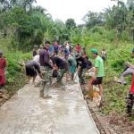 Satgas TMMD Regtas Ke 119 Kodim 1208/Sambas Lanjutkan Cor Jalan Setapak