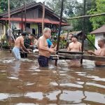 Babinsa Koramil 07/Kodim 1205 Sintang Bantu Warga Buat Jembatan Alternatif