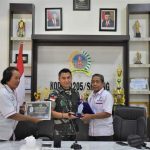 Dandim 1205/Sintang Terima Piagam dan Plakat Kemitraan dari IWO