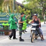 Dandim 1205 Sintang Bersama Ketua Persit KCK Cabang XLIX Bagikan Takjil