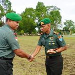 Danrem 121/Abw Pimpin Upacara Kenaikan Pangkat dan Penyerahan Bingkisan Lebaran Kepada Prajurit