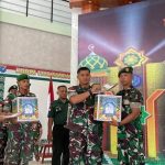 Perkuat Silaturahmi Kepada Anggota Komandan Kodim 1208/Sambas Bagikan Bingkisan Hari Raya