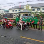 Keluarga Besar Kodim 1208/Sambas Bagi-Bagi Takjil Ramadhan Kepada Pengendara