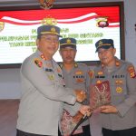 Polres Sintang Lepaskan 2 Personelnya Yang Memasuki Masa Pensiun
