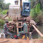 TNI Bersama Masyarakat Lakukan Perbaikan Jembatan Penghubung antara Desa Miau Merah dan Desa Bukit Penai.