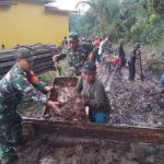 Menunggal Dengan Rakyat, Anggota Koramil 02/Sejangkung Laksanakan Karya Bakti Pelebaran Jalan