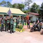 Danrem 121/Abw Dampingi Pangdam XII/Tpr Salurkan Bansos Di Desa Kawat Kecamatan Tayan