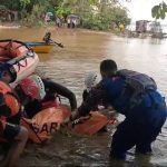 Satpolairud Polres Sintang Evakuasi Temuan Mayat di Sungai Kapuas