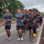 Anggota Kodim 1206/Putussibau Kompak Laksanakan Kegiatan Rutin Jogging atau Lari Pagi di Seputaran Kota Putussibau.