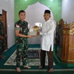 Dandim 1205/Sintang Letkol Rangga Serahkan Bantuan Untuk Pembangunan Masjid Syuhada