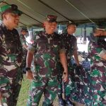 Danrem 121/Alambhana Wanawwai Dampingi KASUM TNI Periksa Kesiapan Oprasi Satgas Yonif 642/Kapuas
