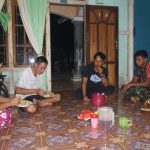 Keakraban Terjalin Melalui Makan Bersama, TNI dan Warga Berbagi Momen di TMMD Kodim 1205/Sintang
