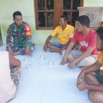 Melalui Komsos, Babinsa Sepauk Jalin Keakraban Bersama Warga Di Lokasi TMMD