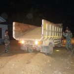 Babinsa Awasi Pengamparan Pasir Material Pengecoran Jalan TMMD Hingga Malam Hari