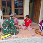 Bantu Warga, Tim Kesehatan Satgas TMMD Kodim Sintang Berikan Layanan Kesehatan