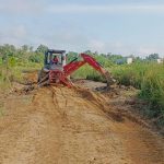 Pekerjaan Mulai masuk Desa Kemantan, Babinsa Buat Jalan Alternatif Sementara