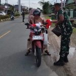 Semarakkan HUT RI Ke-79 , Anggota Kodim Sambas Bagikan Bendera Merah Putih