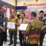 Jarot Serahkan Piagam dan Tambahan Anggaran Bagi 5 OPD Pemenang Innovation Award 2024
