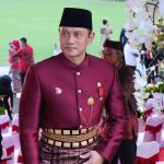 Hadir pada Upacara Penurunan Bendera Negara Sang Merah Putih, Menteri AHY Gunakan Baju Adat Daerah Sulawesi Selatan