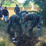 Satgas TMMD ke-121 Kodim 1205/Sintang Bersama Masyarakat Laksanakan Karya Bakti Pembersihan Lingkungan