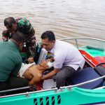 Sigapnya Prajurit TNI Bantu Evakuasi Korban Kecelakaan