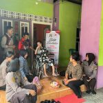 Polwan Polres Sintang Salurkan Bantuan Kursi Roda Kepada Penderita Lumpuh