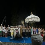 Kapolres Sintang bersama Umat Hindu melaksanakan Sembahyang Tilem di Pura Giri Penataran Agung