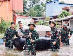 Personil Kodim 1204/Sanggau Bantu Evakuasi Warga Terdampak Banjir.