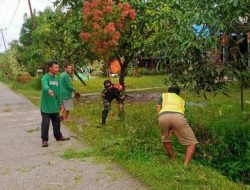 Peduli Lingkungan, Anggota Koramil 1208-05/Pemangkat Bersama Warga Laksanakan Bersih – Bersih Jalan