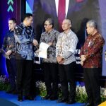 Serahkan Sertipikat Tanah Elektronik di Jawa Timur, Menteri AHY: Sertipikasi Elektronik Cegah Terjadinya Pungli