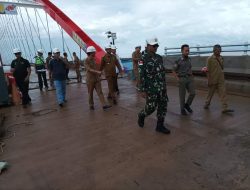Dandim 1208/Sambas Dampingi Pj. Bupati Sambas Tinjau Jembatan Sungai Sambas Besar Yang Sedang Dibangun