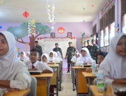 Danrem 121/Abw Dampingi Pangdam XII/Tpr Berikan Makan Geratis Untuk Anak-Anak