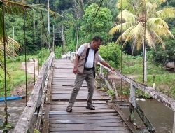 Calon Bupati Melawi No. 1: Dokteranes Kluisen Cek langsung Jembatan di Desa Keluing Taja Kecamatan Sokan Kabupaten Melawi.