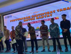 Wamen ATR Serahkan 270 Sertifikat Tanah kepada Masyarakat Kalbar