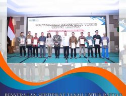 Kepala Kantor Pertanahan Kabupaten Sintang, Catur Widayanti, S.S.T., M.Eng didampingi Plt. Kepala Seksi Penetapan Hak dan Pendaftaran