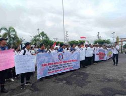 Tuntut Pengangakatan Jadi PPPK Penuh, Ratusan Tenaga Honorer Unjuk Rasa Di Kantor Bupati Sintang