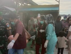 Anggota Kodim 1205 Sintang Bantu Evakuasi Masyarakat Sakit Melalui Lanting Kodim Untuk Dibawa Kerumah Sakit