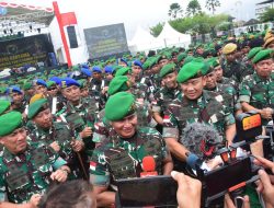 Mayjen TNI Jamallulael Resmi Jabat Pangdam Tanjungpura, Turut Hadir Brigjen TNI Purnomosidi, Danrem 121/Abw pada upacara penyerahan Pasukan