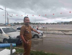 Lakukan Monitoring Banjir, Camat Sintang Sampaikan Himbauan Kepada Masyarakat