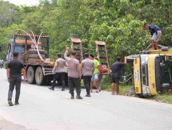 Anggota Polres Sintang Evakuasi Truk Oksigen yang Terbalik di Jalan Poros