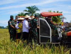 Dandim 1208/Sambas Dampingi Pemprov Kalbar dan Forkopimda Ikuti Vicon Panen Raya Padi Bersama Presiden RI