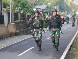 Lari 6 Km dengan Pakaian PDLT, Prajurit Yonif 411 Kostrad Uji Ketangkasan