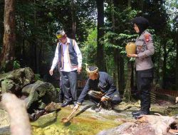Polres Sintang Gelar Pengambilan Air Suci di Bukit Kelam Jelang Hari Bhayangkara ke-79