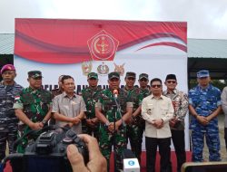 Salurkan Bantuan Sembako Kepada Masyarakat Paloh, Danrem 121/Abw : Ini Sebagai Wujud Kepedulian Pimpinan TNI Kepada Masyarakat