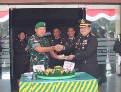 Kasrem 121/Abw Bersama Anggota Berikan Kejutan ke Polres Sintang Di Hari Bhayangkara