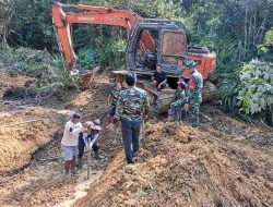Dan SSK TMMD Kodim 1205/Sintang, Letda Arm Firnaldi H. Lubis, Tinjau dan Awasi Langsung Pekerjaan Fisik TMMD ke-125