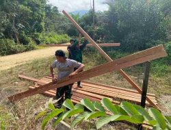 Bahu Membahu Angkut Material, Satgas TMMD Kodim Sintang Terus Kerjakan Sasaran Fisik