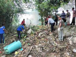 Koramil 1205-04 Tanah Pinoh Ajak Warga Bersihkan Tepian Sungai Sambut HUT TNI ke-80