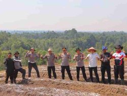 Kapolres Sintang Tinjau Kesiapan Lahan Penanaman Jagung Kuartal IV di Desa Jerora Satu