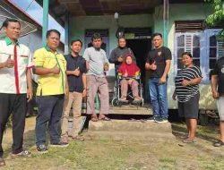 Tim Satu Asai Berikan Bantuan Kursi Roda Kepada Marisa Aya Warga Desa Bayur